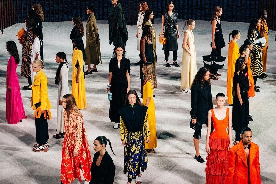 Nella foto il finale di sfilata di Proenza Schouler collezione Spring Summer 2022