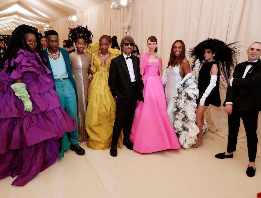 Nella foto Whoopi Goldberg, Giveon, Tomi Adeyemi, Normani, Pierpaolo Piccioli, Carey Mulligan, Janet Mock, Dixie D’Amelio in Valentino Haute Couture