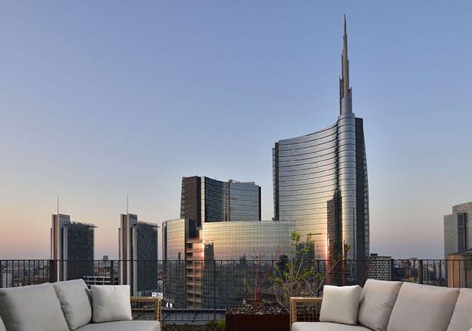 Milano al tramonto dal roof terrace di MilanoVerticale UNAEsperienze