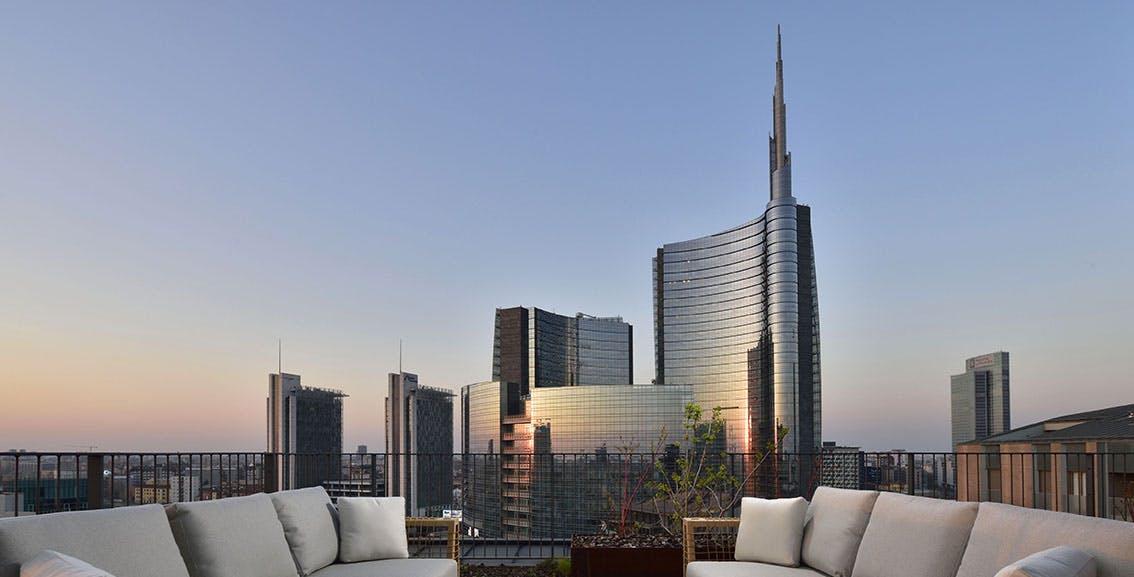 Milano al tramonto dal roof terrace di MilanoVerticale UNAEsperienze