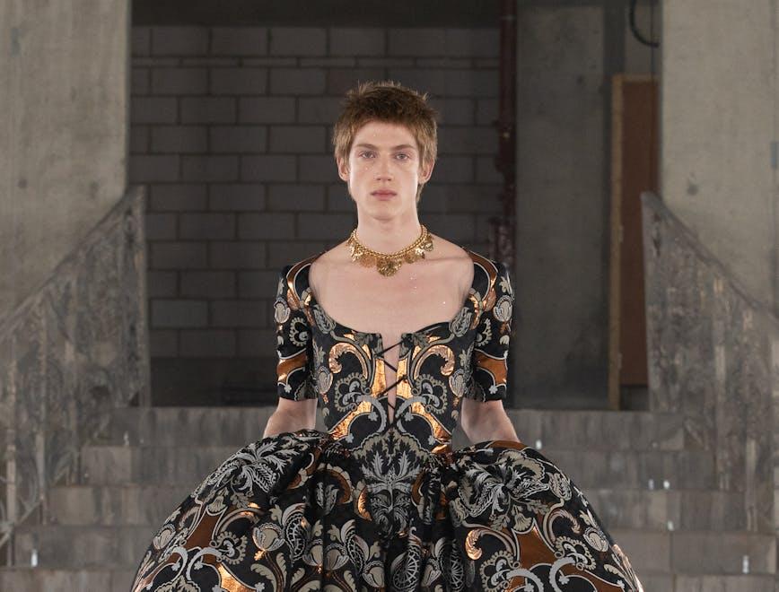 Nella foto un look Edward Crutchley della sfilata Spring Summer 2022