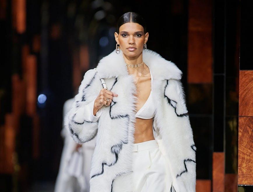 Nella foto un look di Fendi la sfilata Primavera Estate 2022