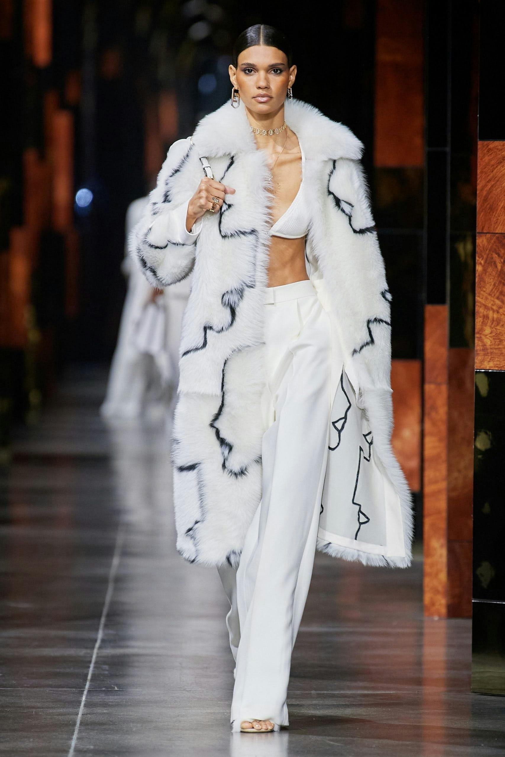 Nella foto un look di Fendi la sfilata Primavera Estate 2022