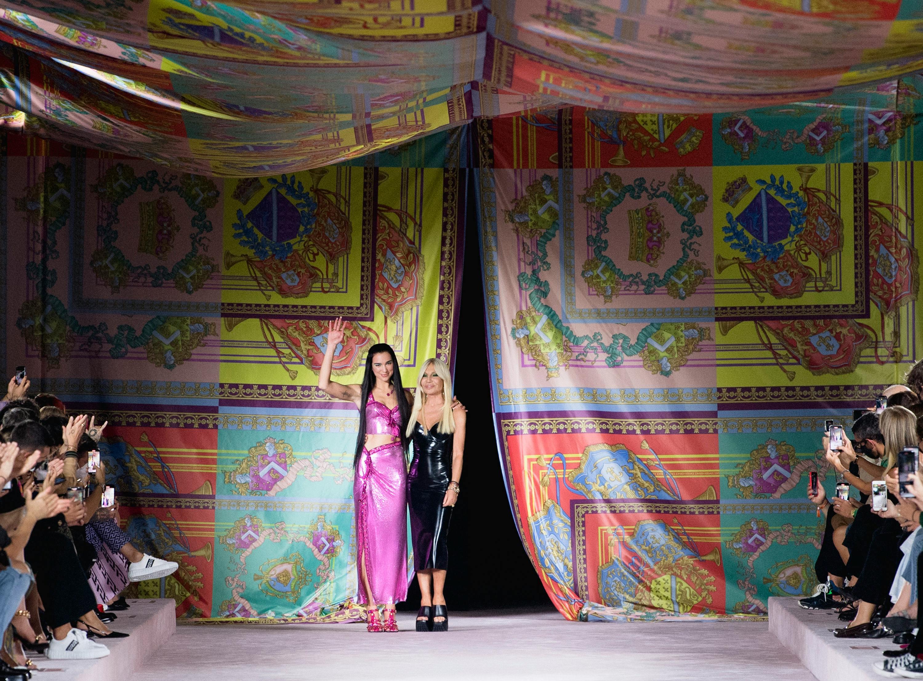 Dua Lipa con Donatella Versace, il finale della sfilata Versace Primavera Estate 2022