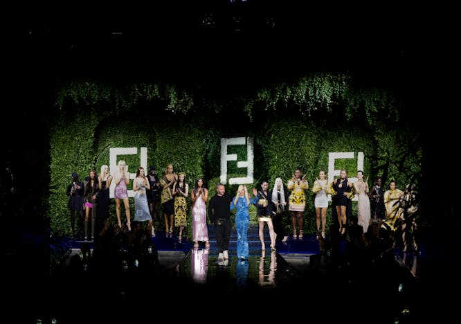 Nella foto Il finale della sfilata Fendace con Donatella Versace e Kim Jones 