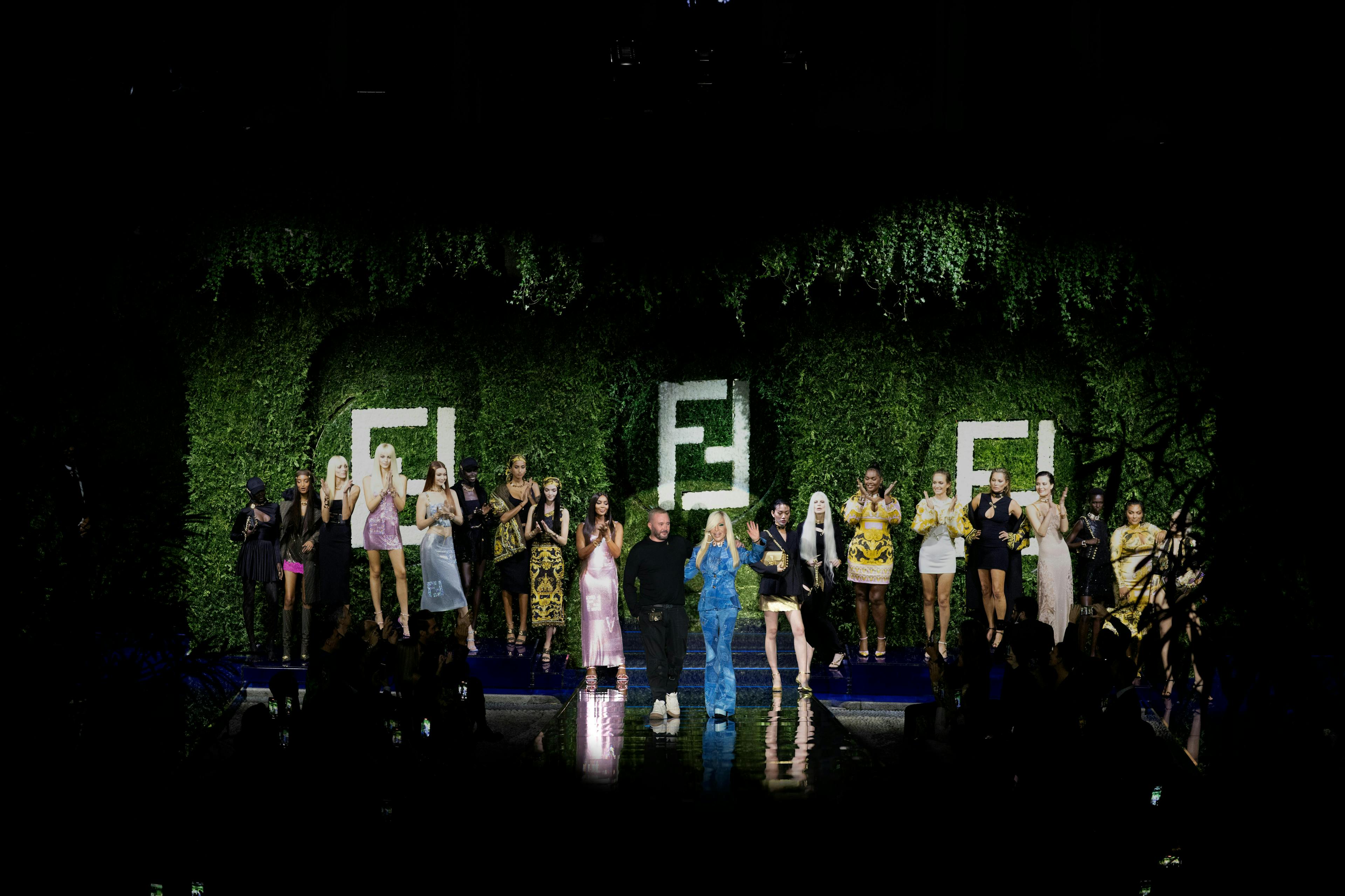 Nella foto Il finale della sfilata Fendace con Donatella Versace e Kim Jones 