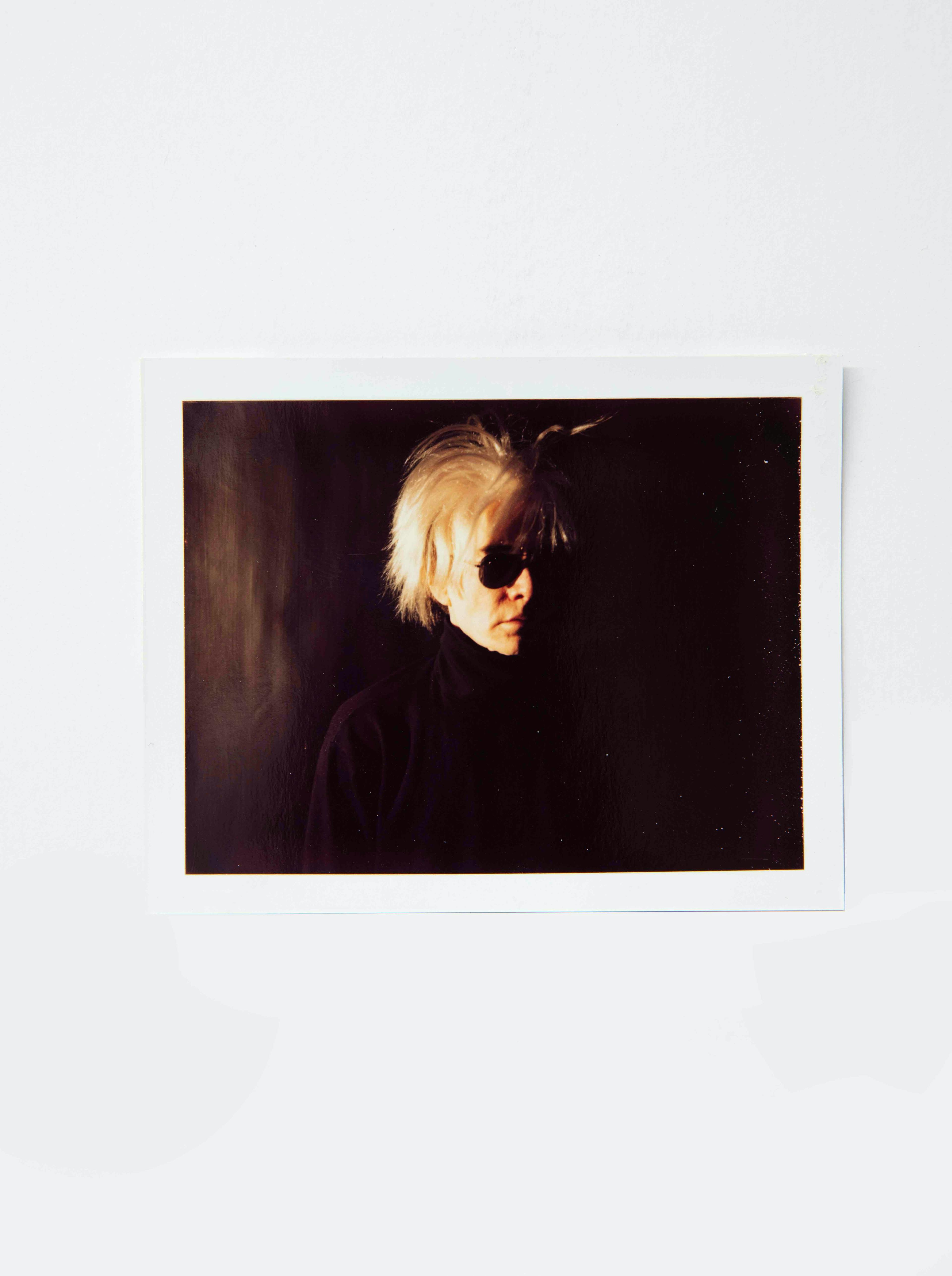 In foto un autoritratto di Andy Warhol (1986)