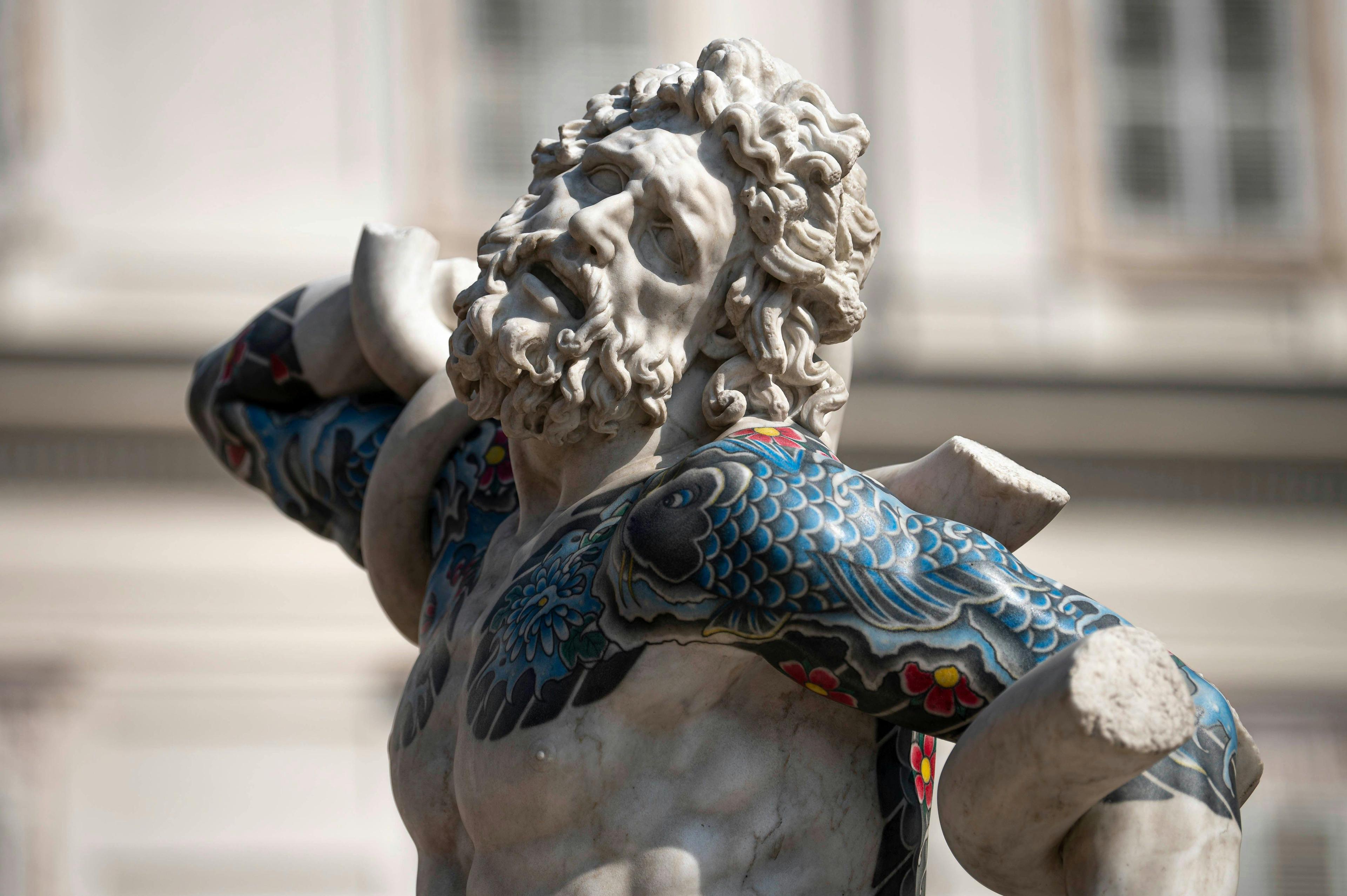 In foto il Laocoonte di Fabio Viale in Piazzetta Reale a Torino