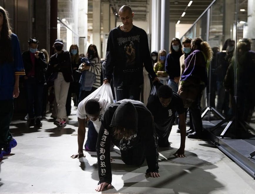 Nella foto Anne Imhof performance "Natures Mortes" al Palais De Tokyo