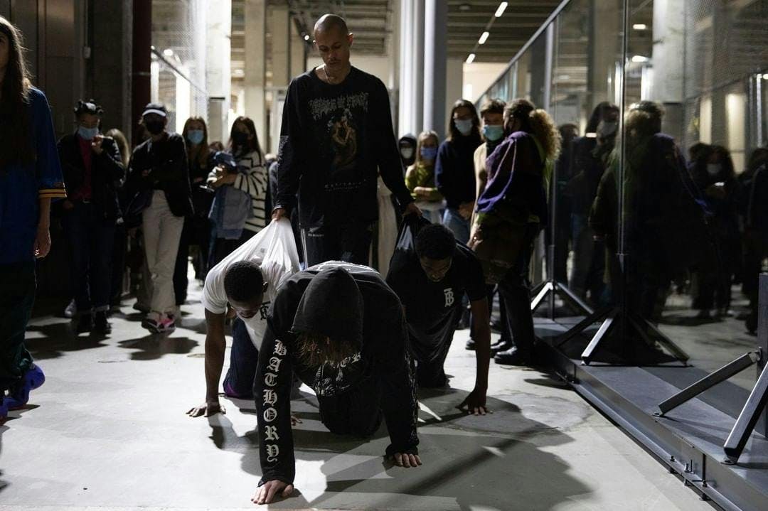 Nella foto Anne Imhof performance "Natures Mortes" al Palais De Tokyo