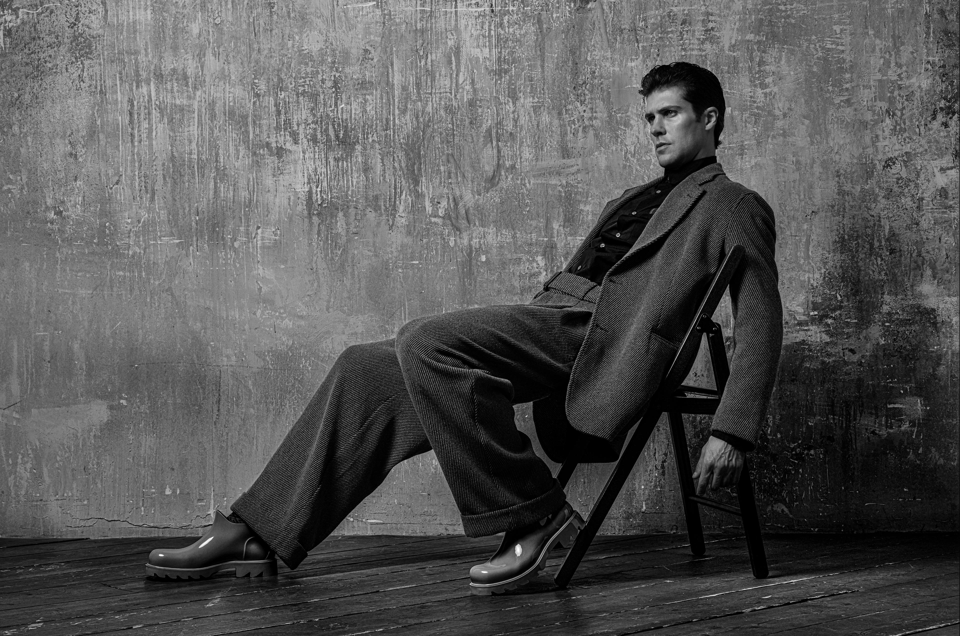 Nella foto Roberto Bolle indossa completo oversize di lana, EMPORIO ARMANI; camicia, LOUIS VUITTON.