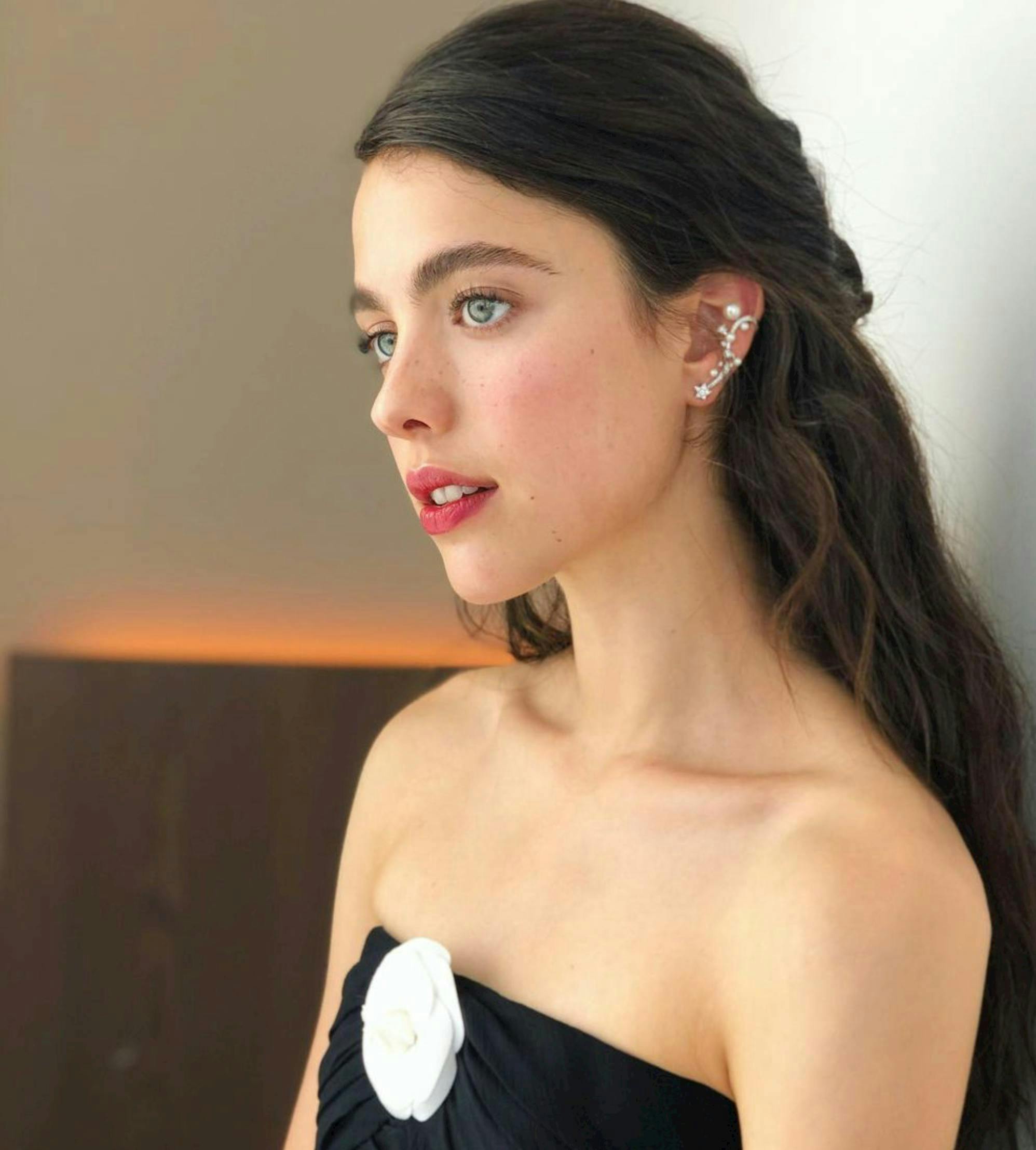 Nella foto un ritratto di Margaret Qualley