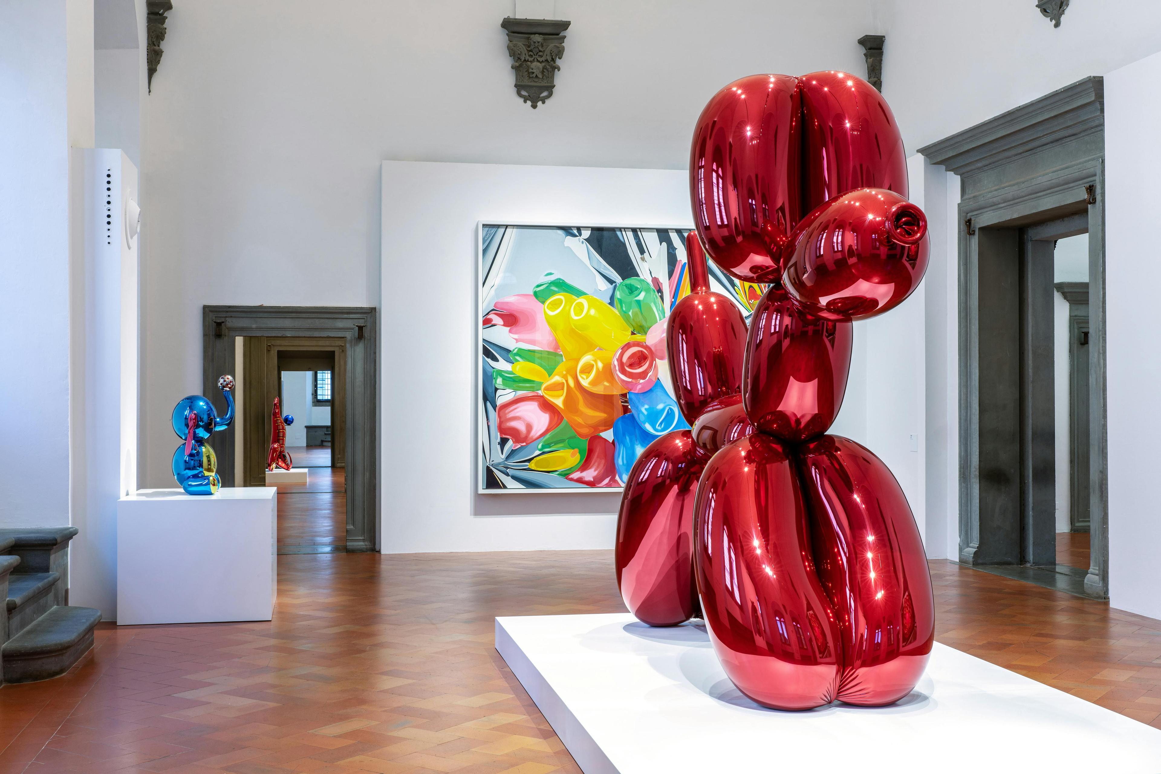 In foto una panoramica della sala 3, Jeff Koons, Balloon Dog (Red), 1994-2000