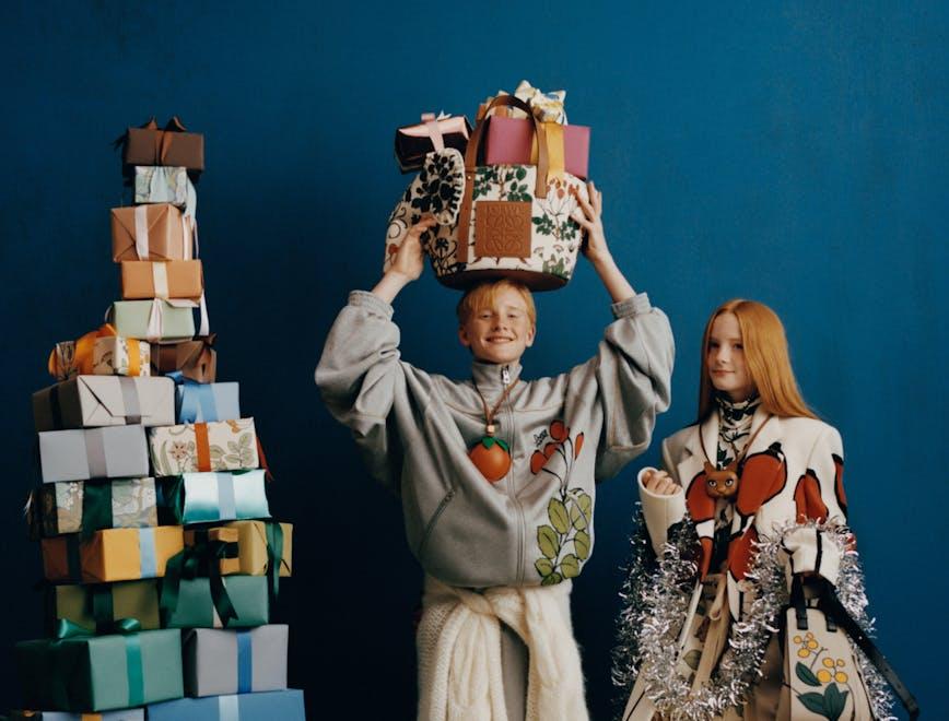 Nella foto la campagna di Loewe Holiday Collection 2021