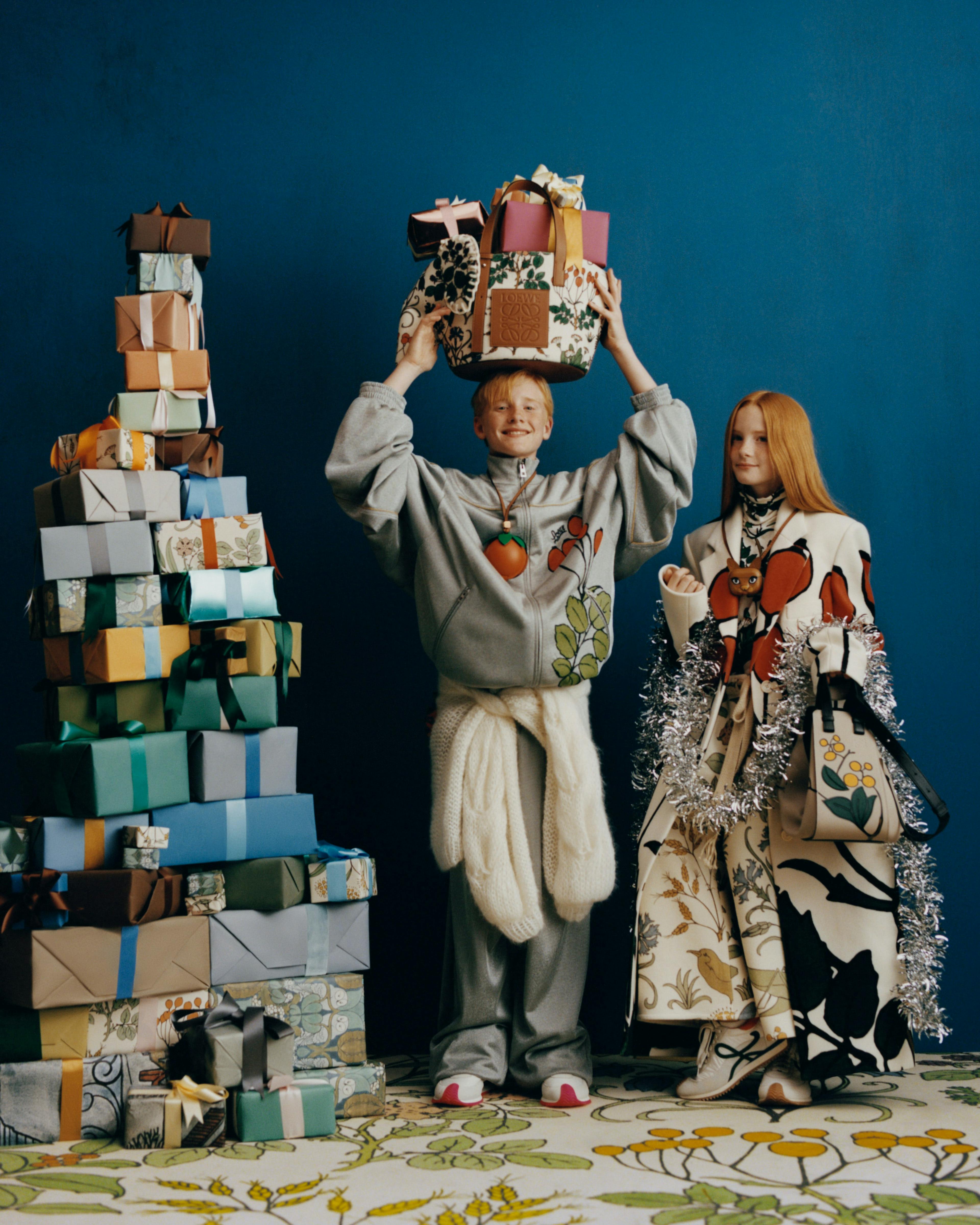 Nella foto la campagna di Loewe Holiday Collection 2021