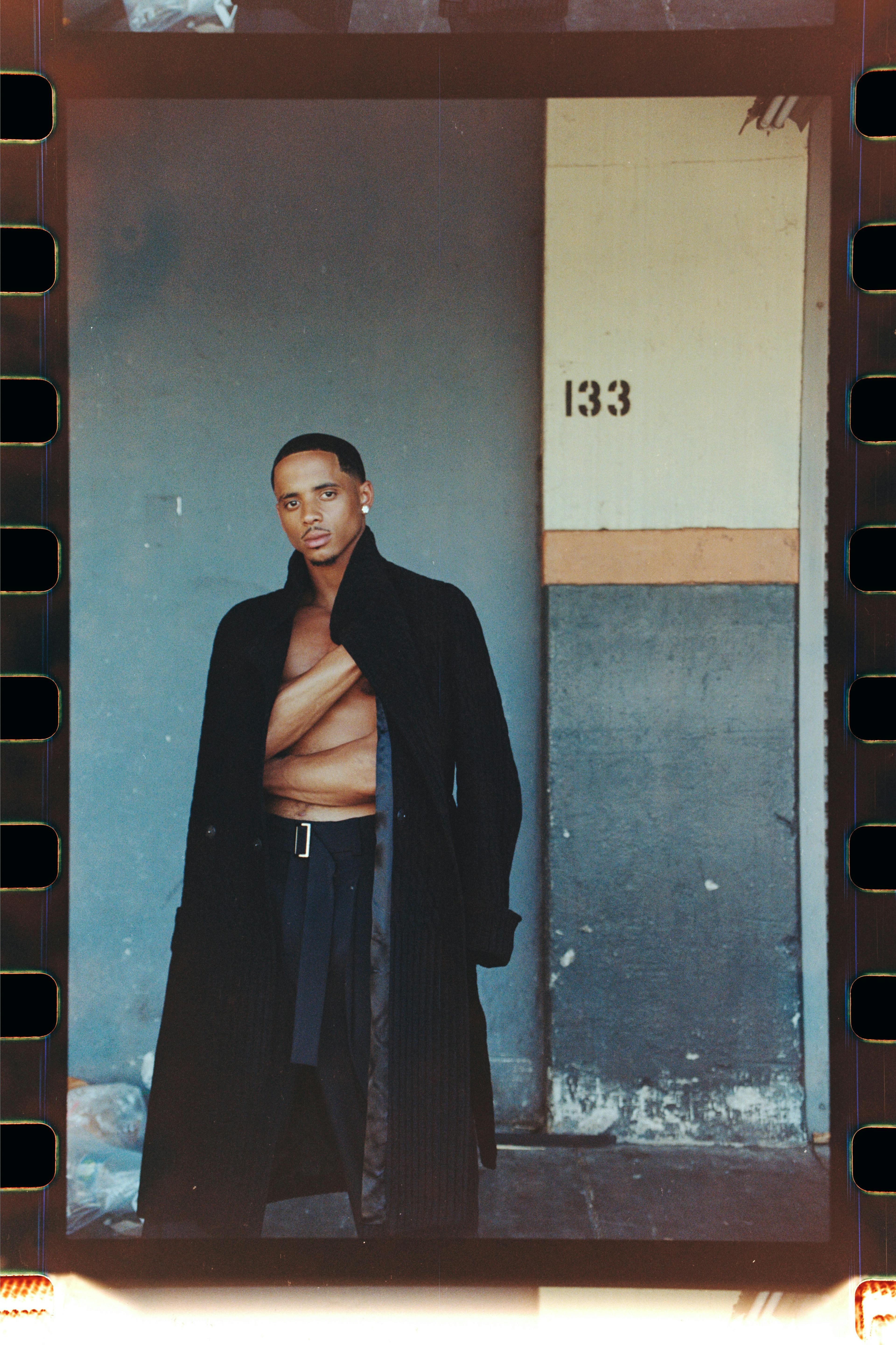 Nella foto Cordell Broadus indossa cappotto e pantaloni, GIORGIO ARMANI.