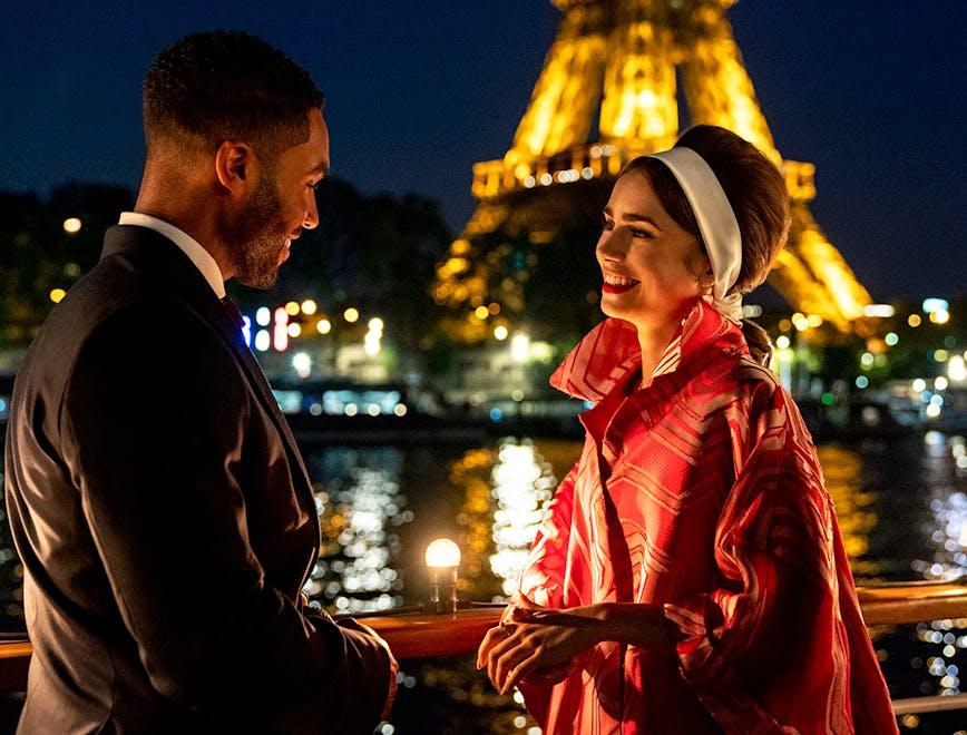 Lucien Laviscount e Lily Collins nella serie Netflix 'Emily in Paris 2'