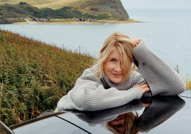 Laura Dern indossa abiti e accessori Mercedes-Benz x Proenza Schouler, auto EQS Mercedes-Benz.