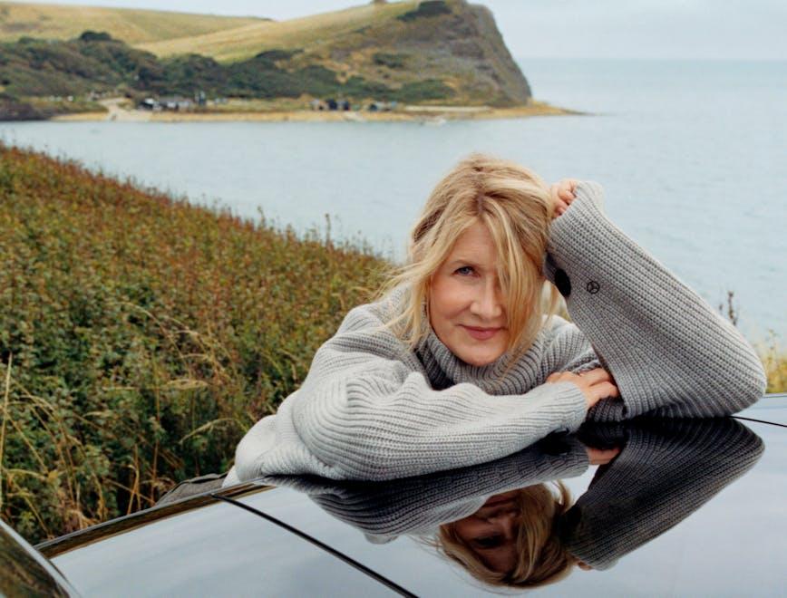 Laura Dern indossa abiti e accessori Mercedes-Benz x Proenza Schouler, auto EQS Mercedes-Benz.