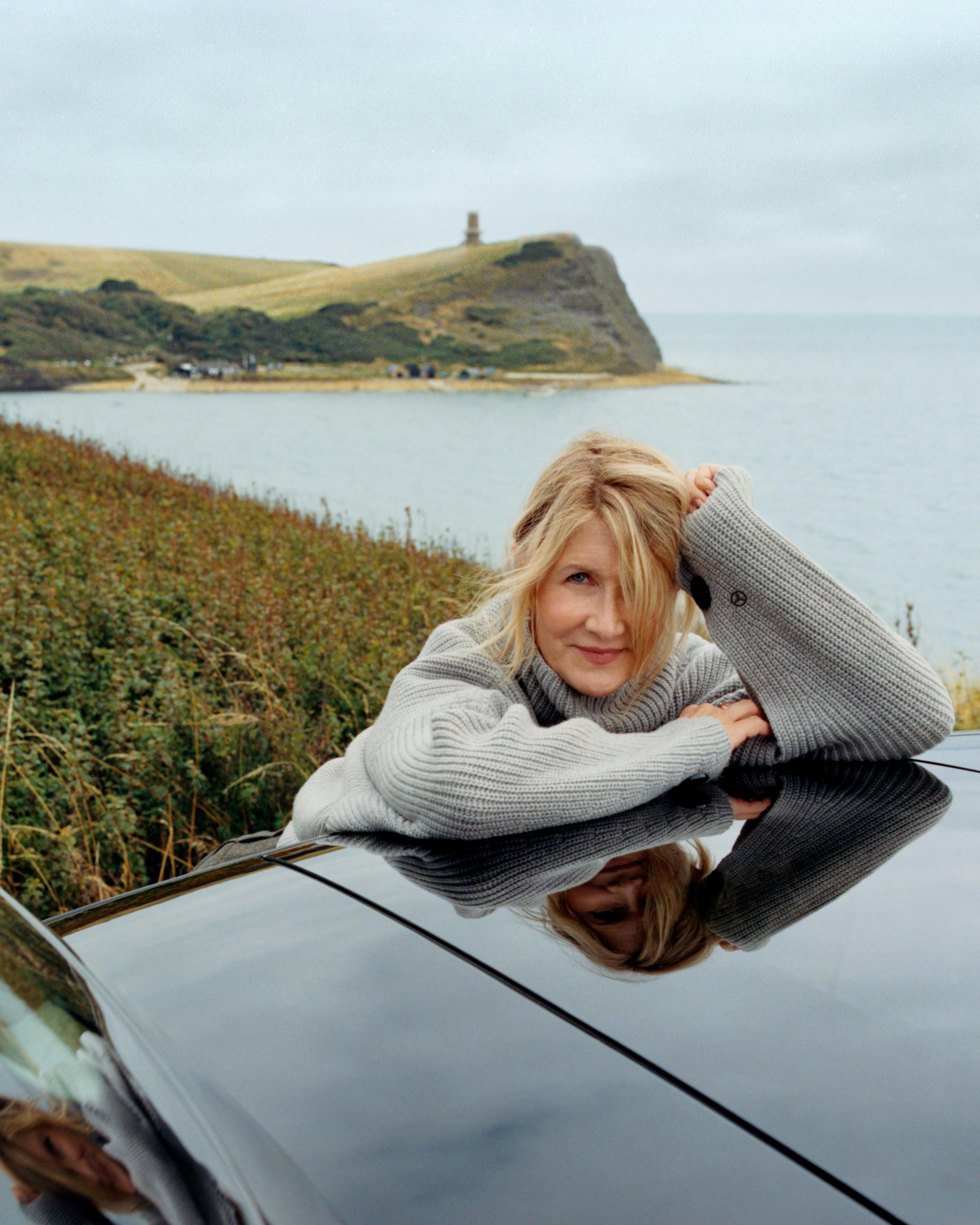 Laura Dern indossa abiti e accessori Mercedes-Benz x Proenza Schouler, auto EQS Mercedes-Benz.