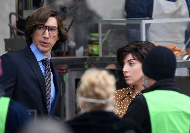 Nella foto Adam Driver e Lady Gaga sul set di House of Gucci a Milano