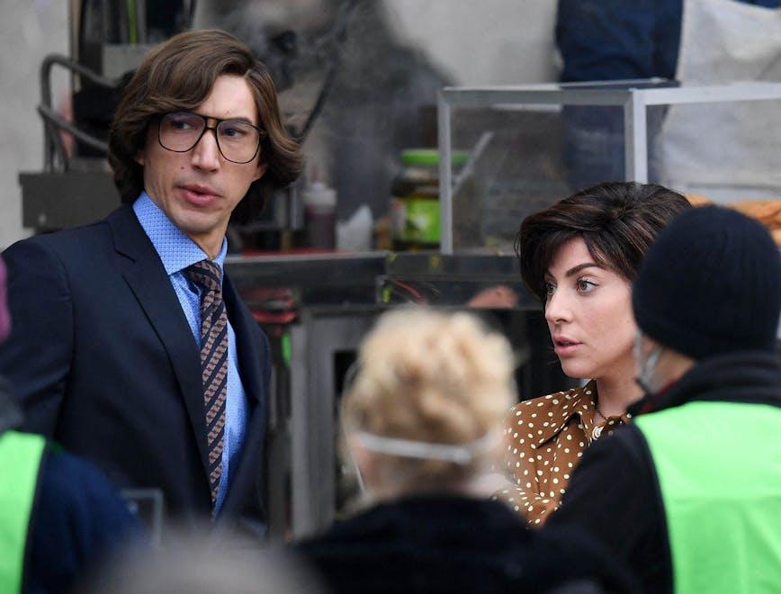 Nella foto Adam Driver e Lady Gaga sul set di House of Gucci a Milano