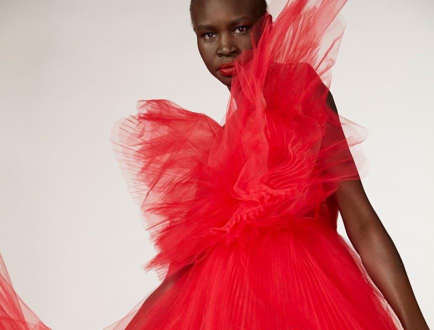 Vestiti rossi per Capodanno Carolina Herrera, eleganti, lunghi, glitter: le tendenze red passion per il 2022