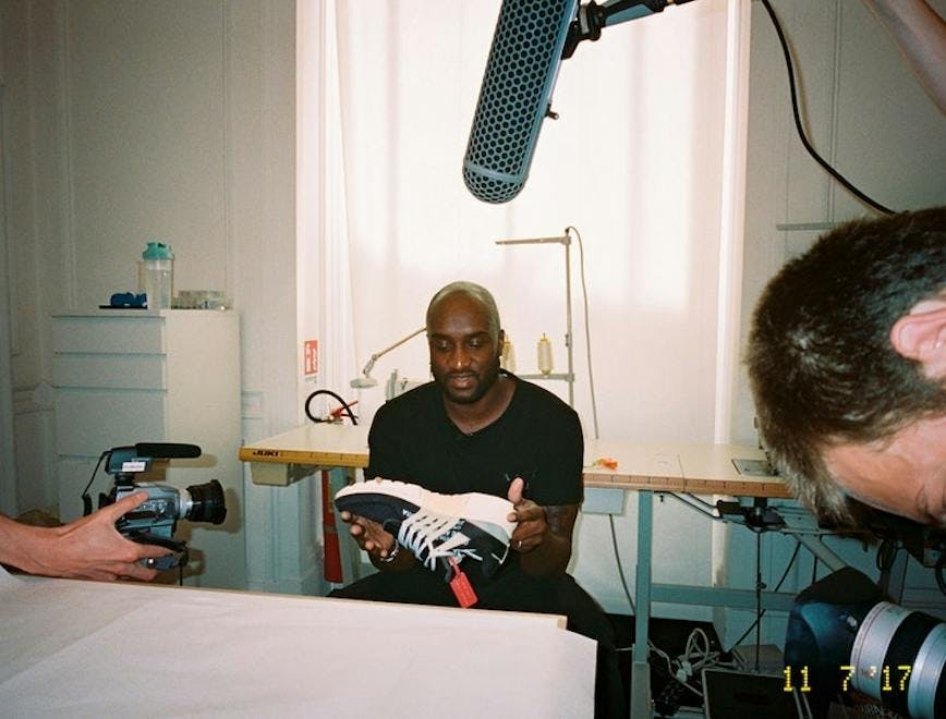 Virgil Abloh con le Nike Presto mentre presenta la prima collezione “The Ten”, nel 2017