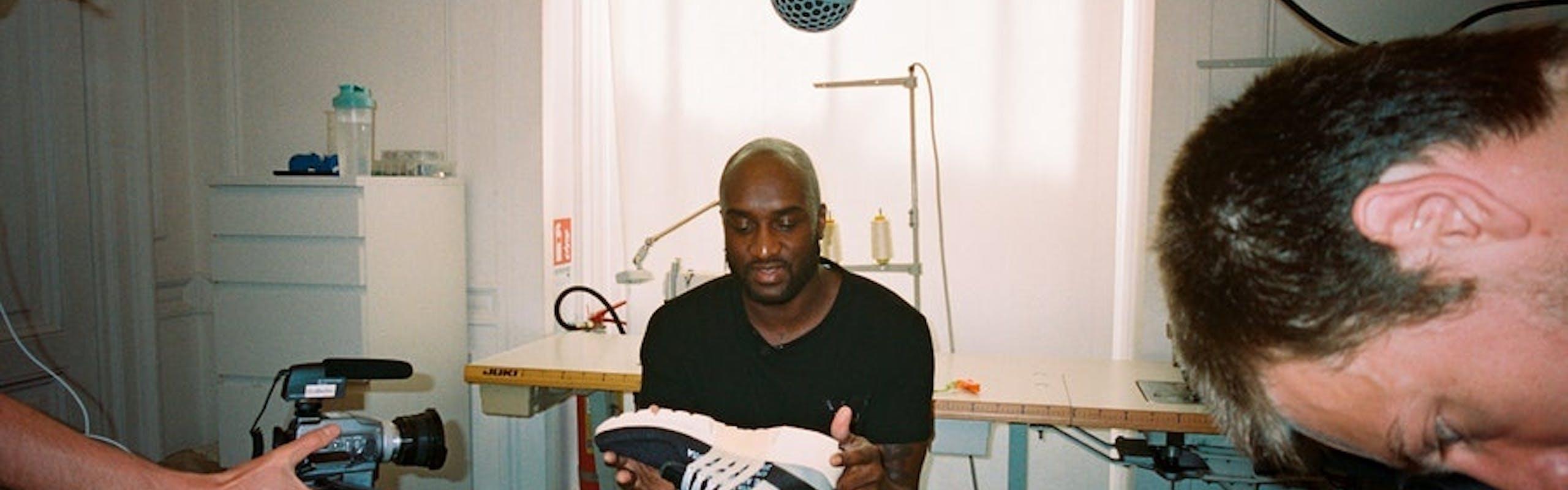 Virgil Abloh con le Nike Presto mentre presenta la prima collezione “The Ten”, nel 2017