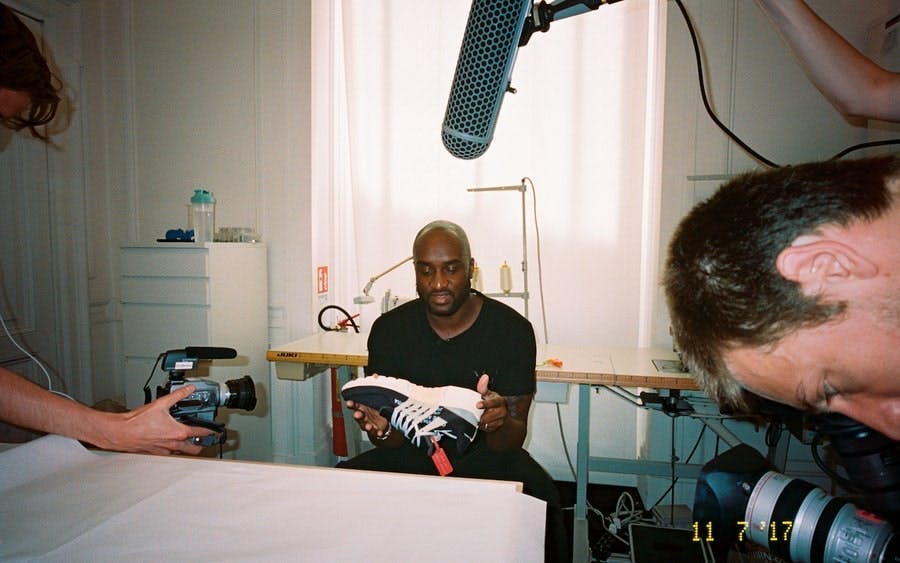 Virgil Abloh con le Nike Presto mentre presenta la prima collezione “The Ten”, nel 2017