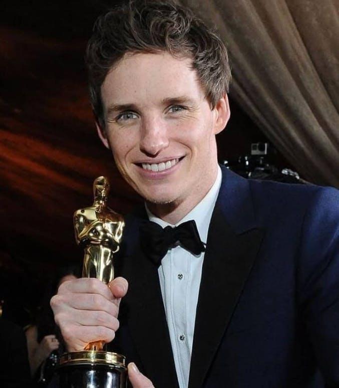 In foto uno scatto dell'attore Eddie Redmayne Agli Oscar 2015 con la statuetta per la vittoria come miglior attore protagonista per la Teoria del Tutto