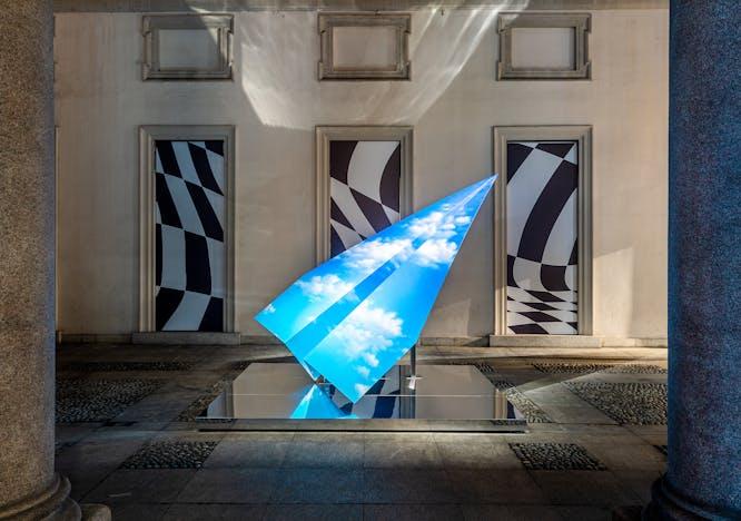 Nella foto L'installazione dedicata a Virgil Abloh nello store di Louis Vuitton di Montenapoleone a Milano