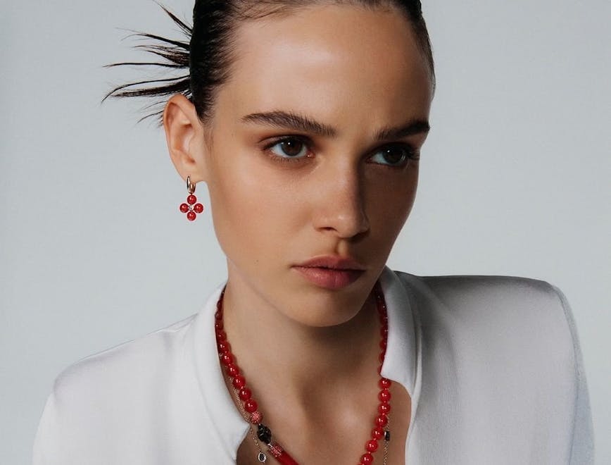 Nella foto la modella indossa la collezione Giorgio Armani Fine Jewellery 