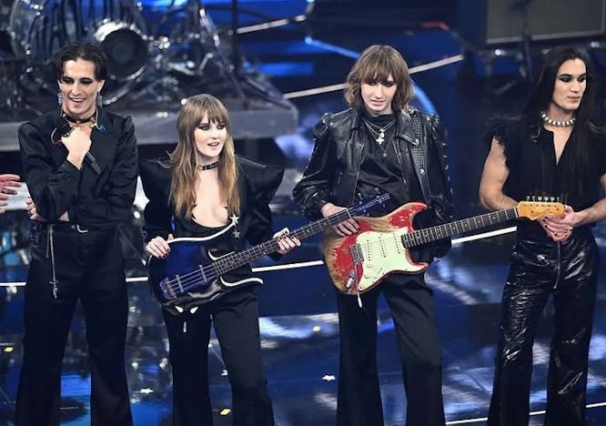 In foto uno scatto dei Maneskin alla prima serata del Festival di Sanremo 2022 in Gucci