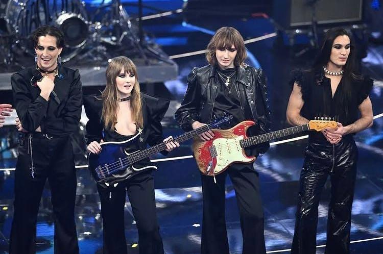 In foto uno scatto dei Maneskin alla prima serata del Festival di Sanremo 2022 in Gucci