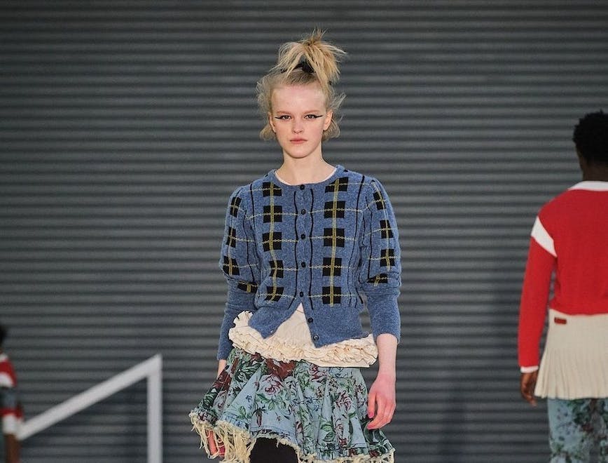 In foto un look della sfilata di Molly Goddard alla London Fashion Week.