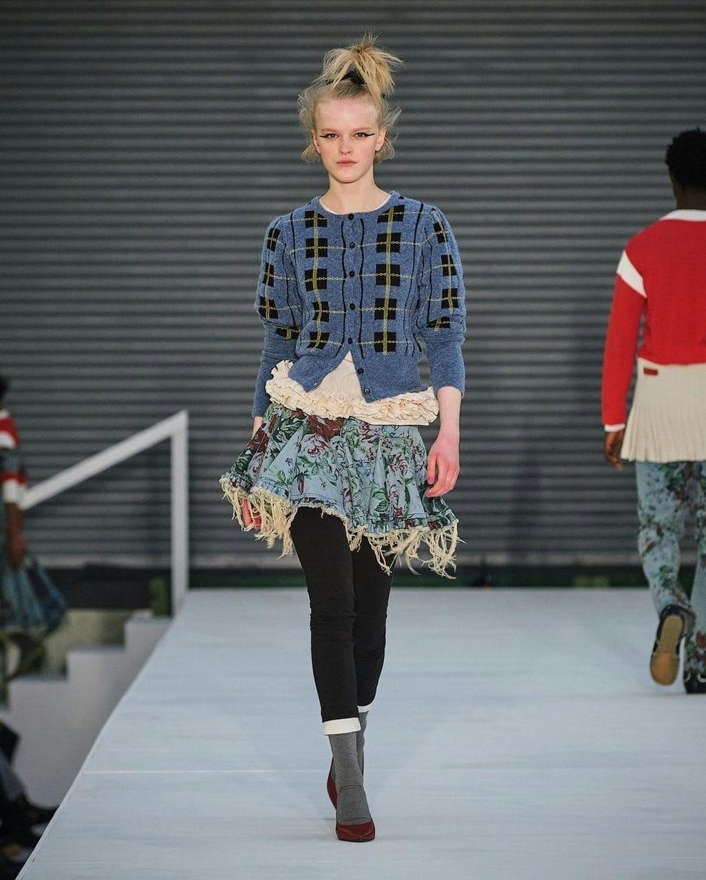 In foto un look della sfilata di Molly Goddard alla London Fashion Week