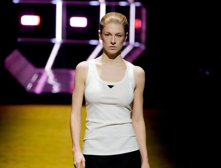 Hunter Schafer sfila per Prada Fall Winter 2022 2023