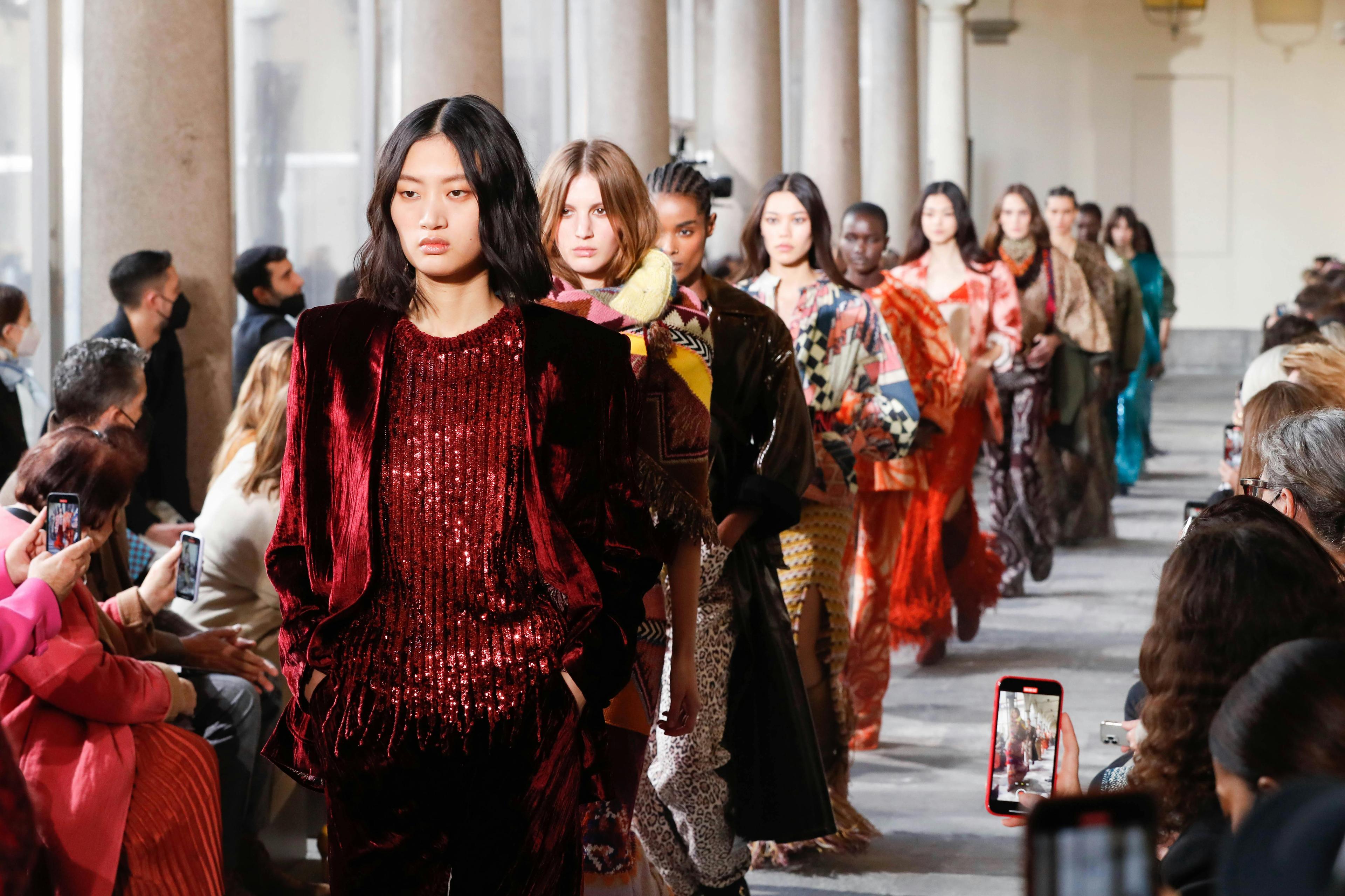 Etro la sfilata donna Autunno Inverno 2022-23 alla Milano Fashion Week