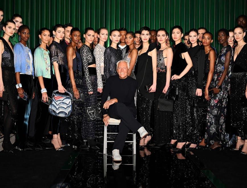 Giorgio Armani con il cast dello show Fall Winter 2022 2023