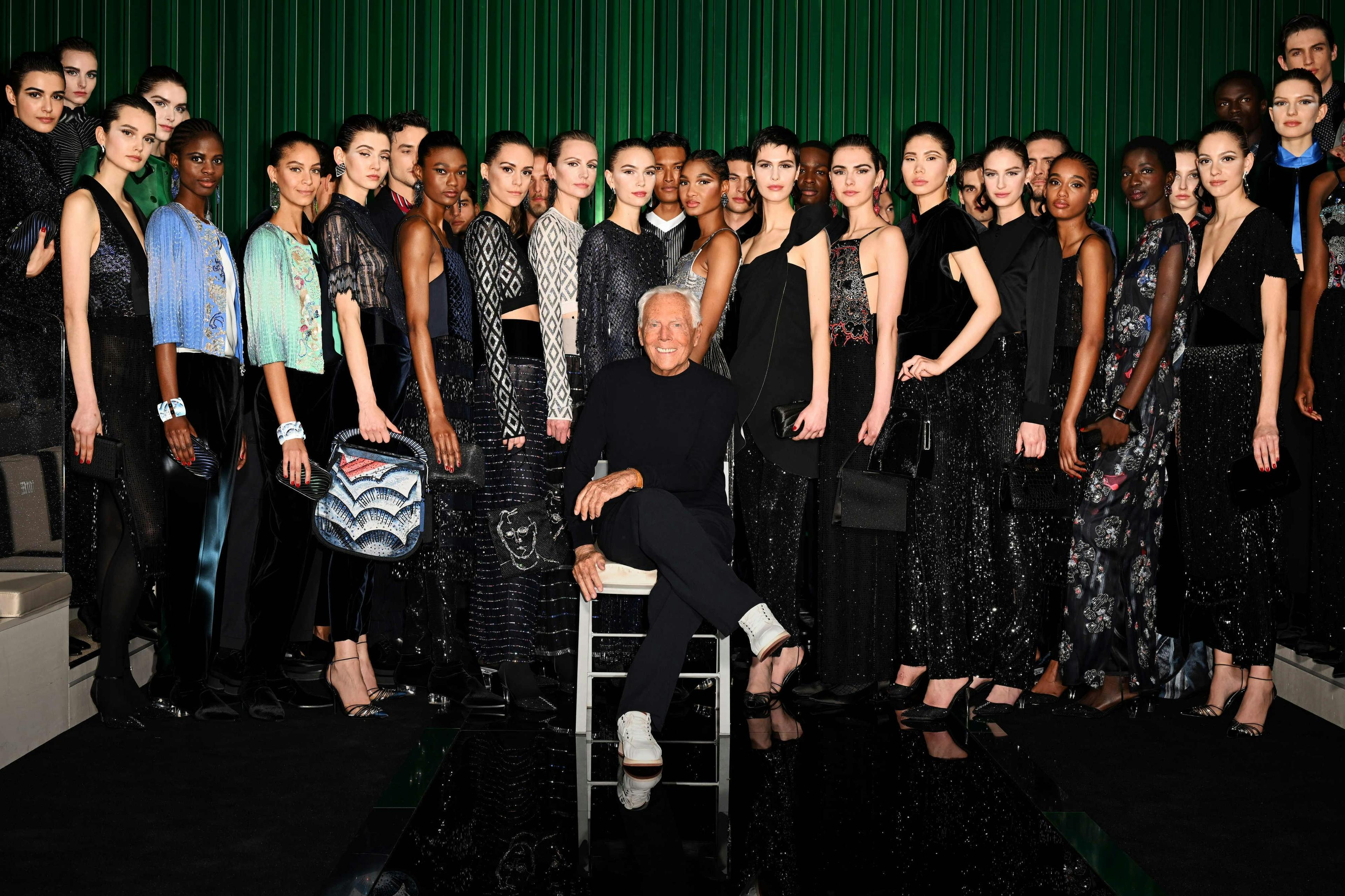 Giorgio Armani con il cast dello show Fall Winter 2022 2023