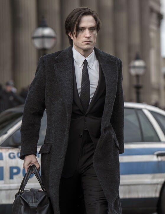 Robert Pattinson in una scena del film Batman.