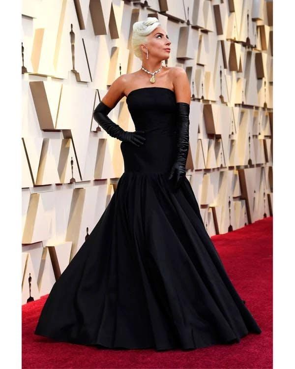 Alla 91esima edizione degli Academy Awards, Lady Gaga vuole ricordare Audrey Hepburn in "Colazione da Tiffany" con un abito nero mozzafiato e personalizzato di Alexander McQueen e il collier di ha indossato l’iconico Tiffany Diamond da 128.54 carati