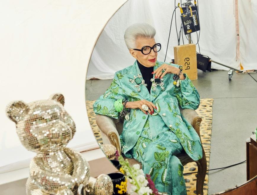 Iris Apfel con un look della capsule collection