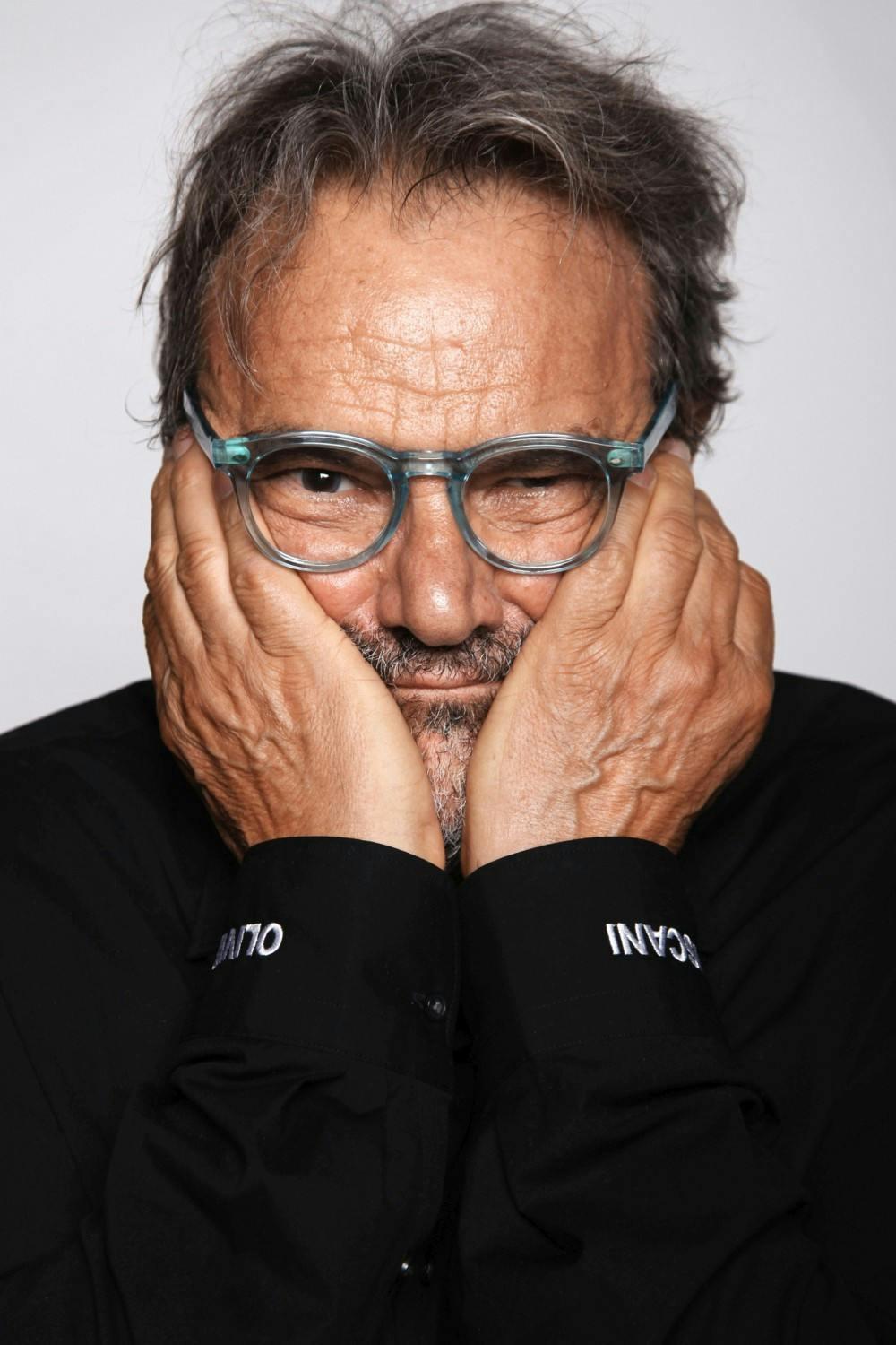 Un ritratto del fotografo Oliviero Toscani. 