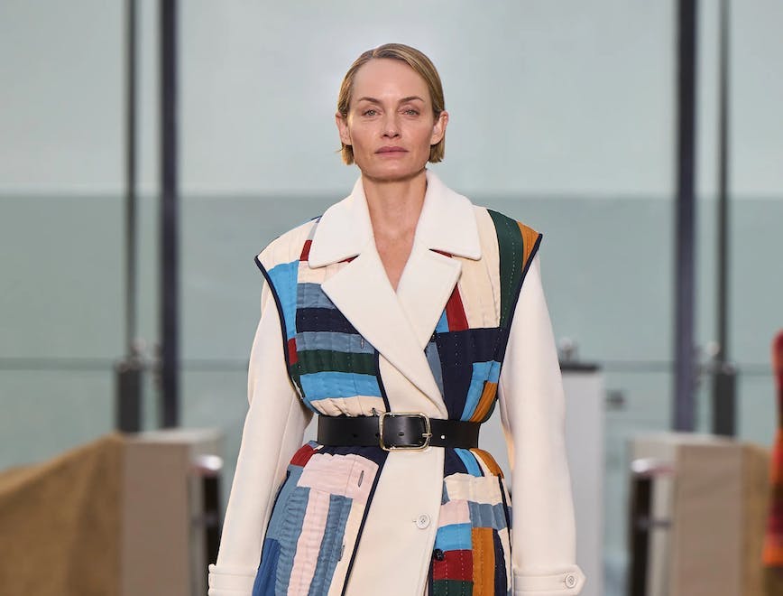 Amber Valletta attrice e attivista eco sfila per Chloe Collezione Fall Winter 2022