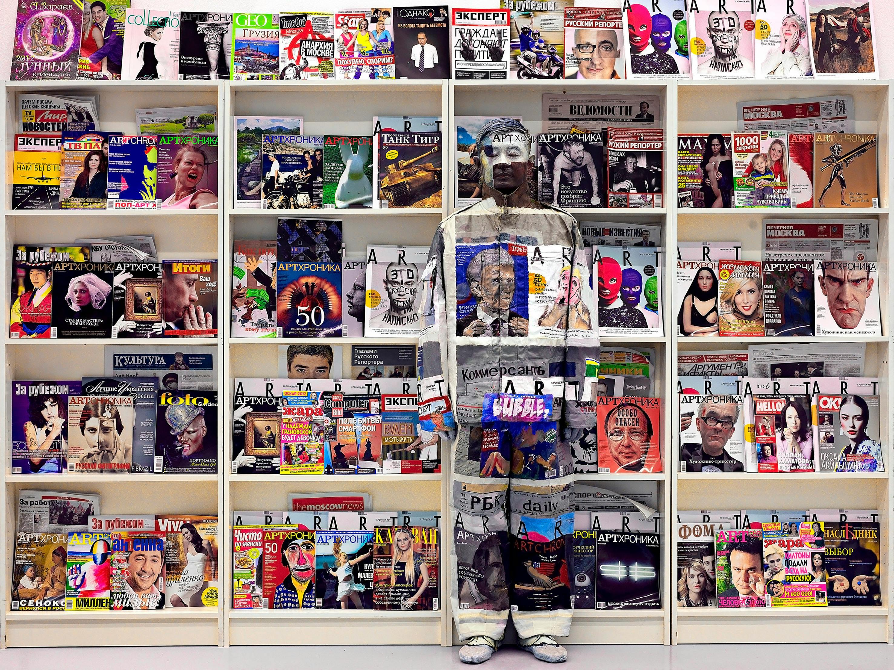 Liu Bolin ‘In Russia Magazine’ (2012), Stampa a getto d'inchiostro, 90 x 120 / 112,5 x 150 cm, Edizione di 8,  Courtesy: Galleria Gaburro