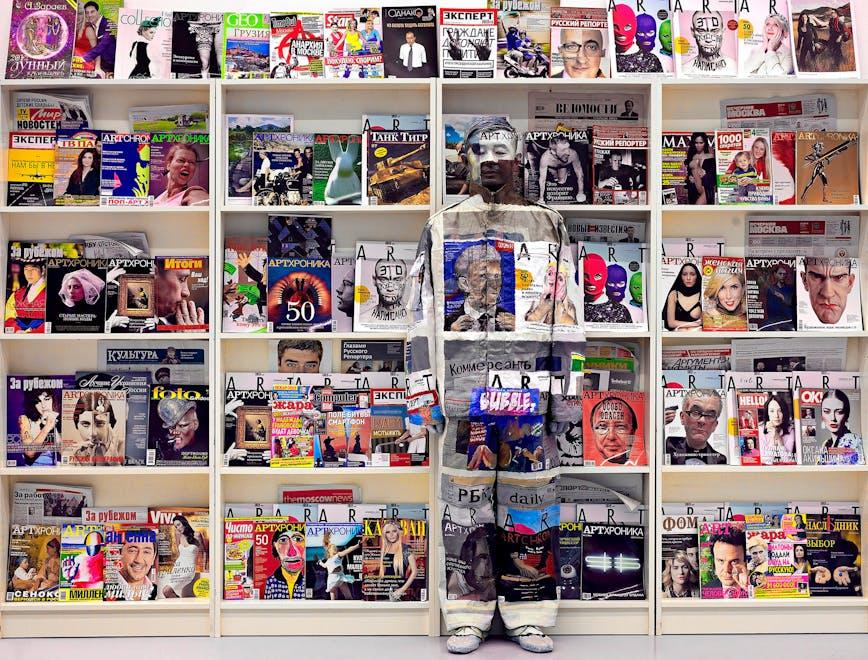 Liu Bolin ‘In Russia Magazine’ (2012), Stampa a getto d'inchiostro, 90 x 120 / 112,5 x 150 cm, Edizione di 8,  Courtesy: Galleria Gaburro