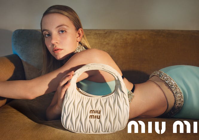 Sydney Sweeney nella nuova campagna pubblicitaria della borsa Wander di Miu Miu