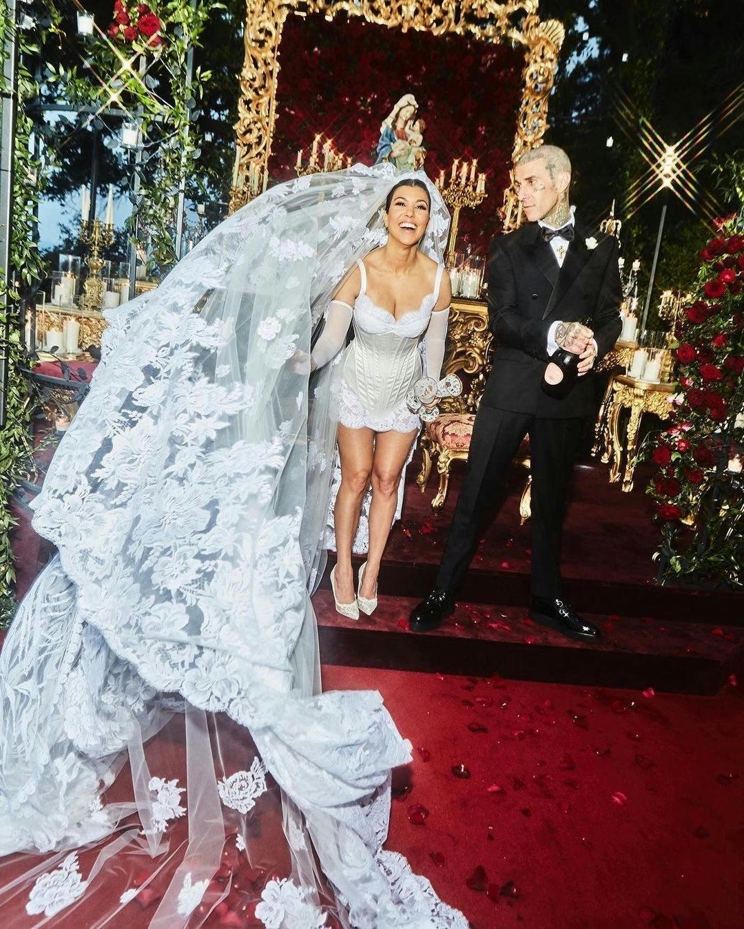 Al matrimonio a Portofino, Kourtney Kardashian e Travis Baker indossano Dolce & Gabbana